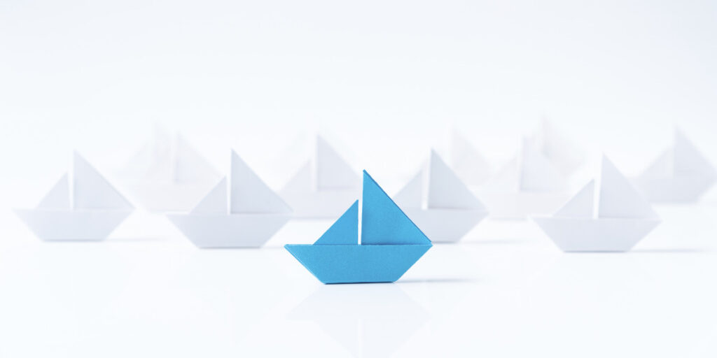 Des bateaux blancs et un bleu pour représenter le marketing basé sur les piliers